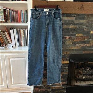 Abercrombie & Fitch The 90s High Rise Relaxed Jean Medium Wash Frayed back hem